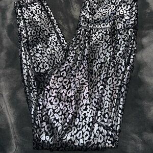 V-Shaped Metallic Leopard 7/8 Leggings